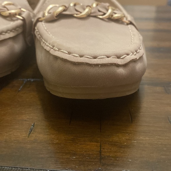 Lauren Blackwell 6.5M Lizbeth 104950 Taupe Loafer with gold chain design - Picture 10 of 11